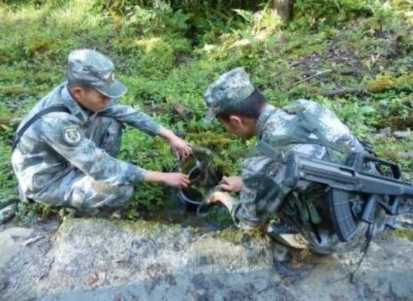 巡邏戰(zhàn)士在用凈易單兵凈水器取水