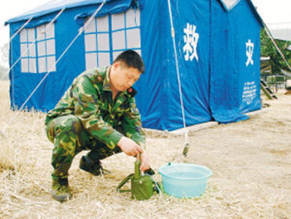 汶川地震時(shí)救護(hù)人員正在用凈易單兵應(yīng)急凈水器取水