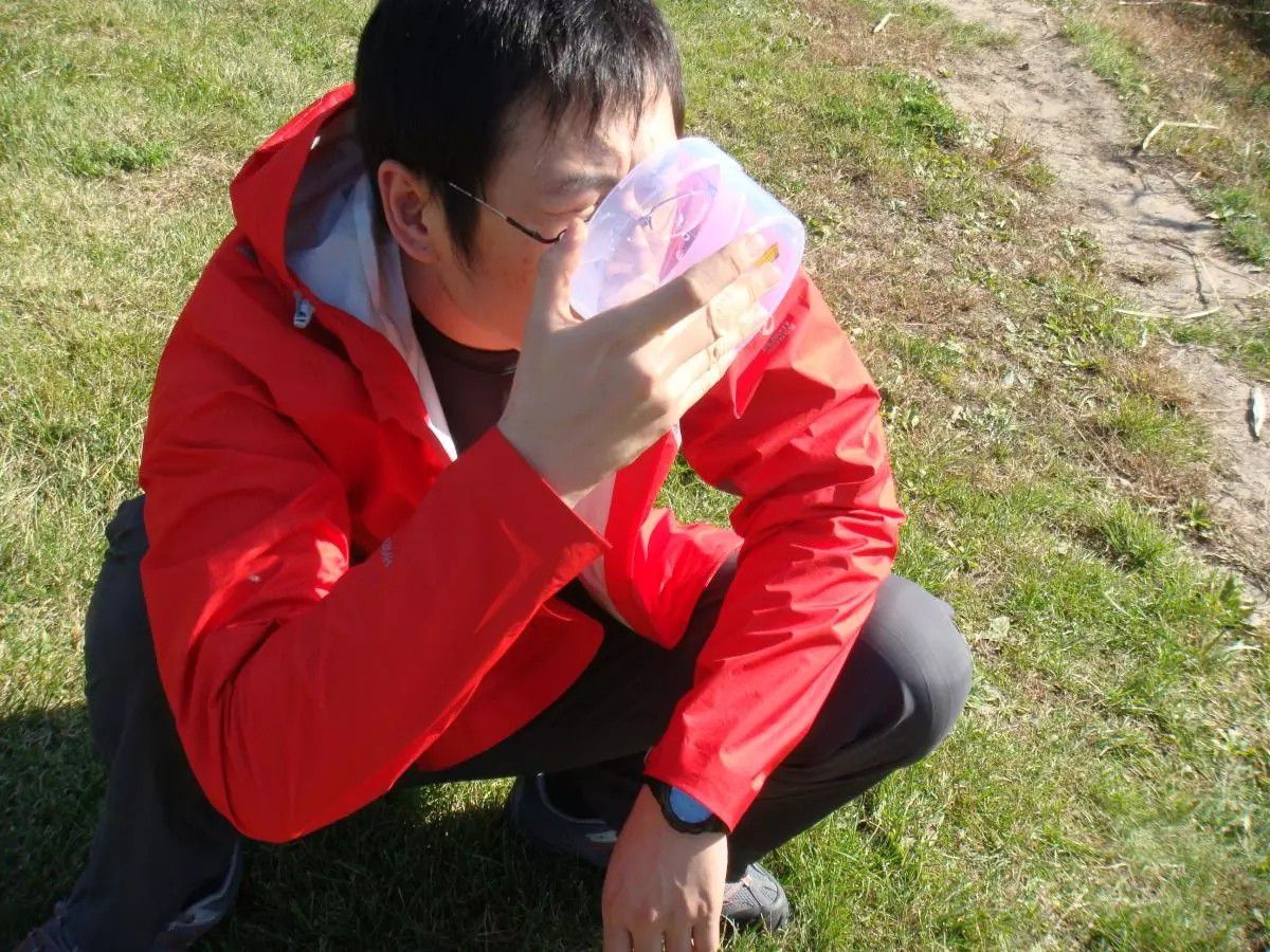 湖水經(jīng)凈易單兵凈水器過濾后可直接飲用