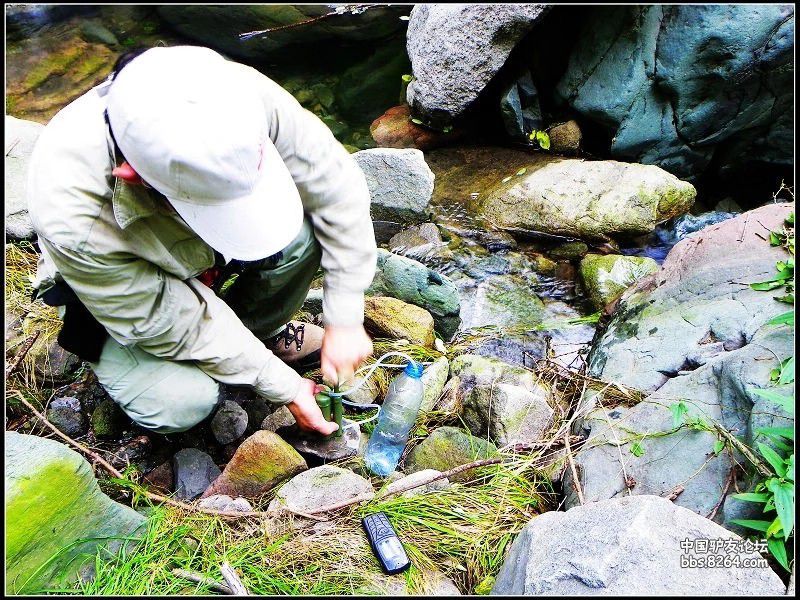 凈易單兵戶外凈水器通過(guò)抽壓手柄即可將河水凈化為直接飲用水